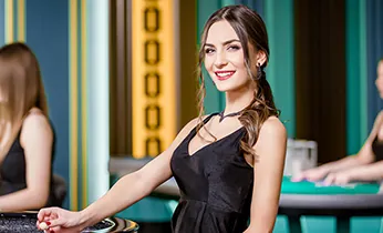 Sân bóng rổ với cầu thủ đang ném bóng